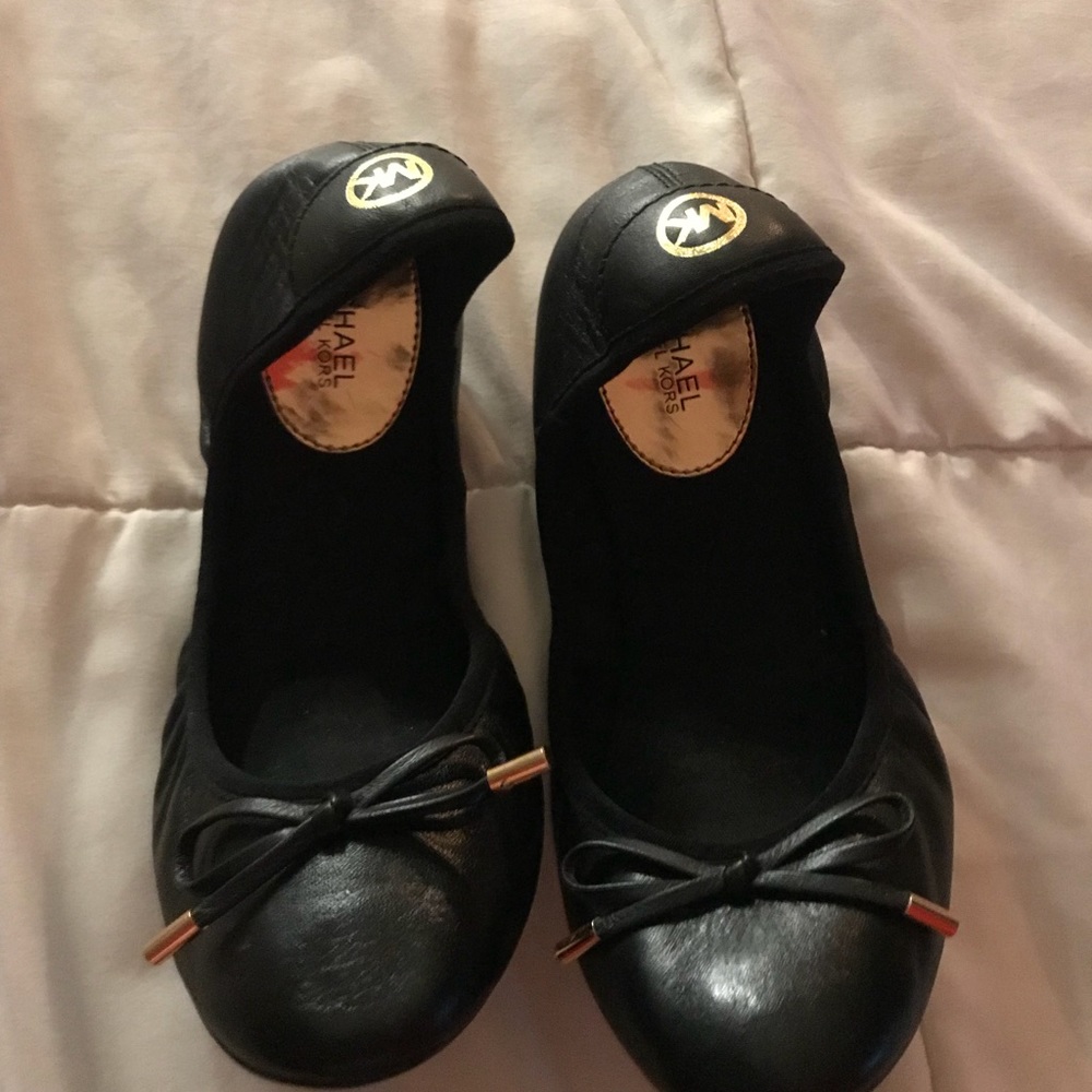 MICHAEL KORS BLACK FLATS SIZE 6